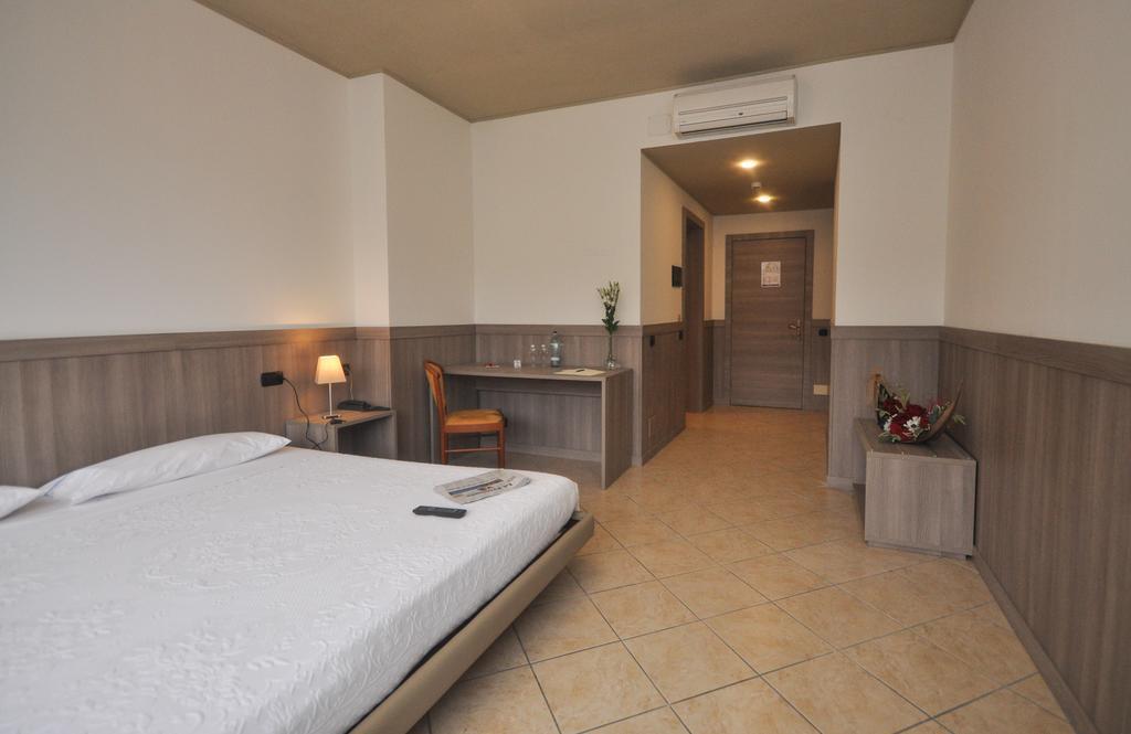 מריאנו קומנסה Albergo Sole מראה חיצוני תמונה