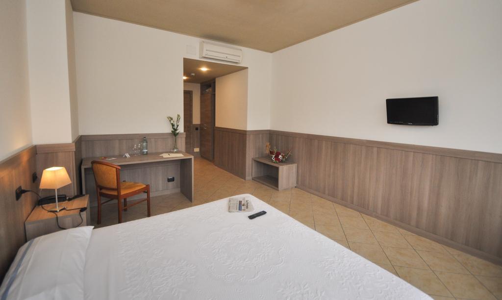 מריאנו קומנסה Albergo Sole מראה חיצוני תמונה
