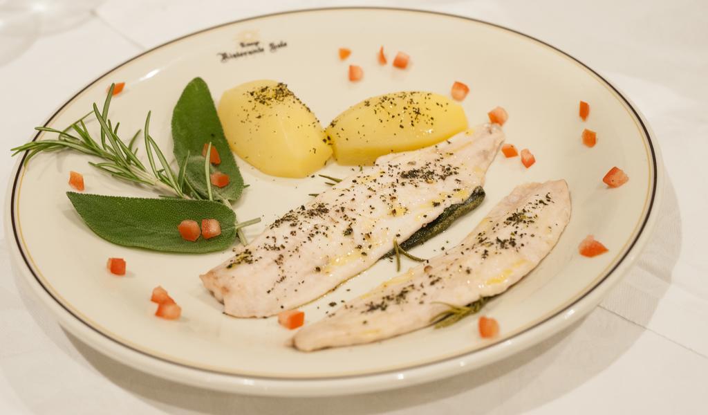 מריאנו קומנסה Albergo Sole מראה חיצוני תמונה